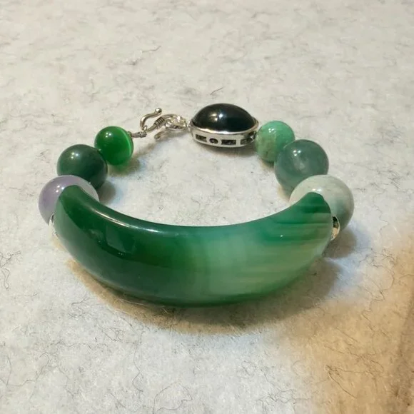 Emerald Presence Bracelet – Bold Green Statement Bangle with Natural Stone Beads - Picture 6 of 6